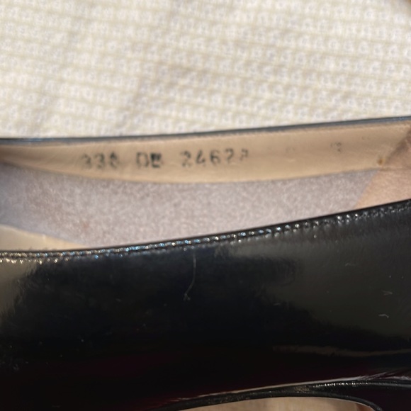 VGT Salvatore Ferragamo boutique black bow with gold tone size 6 shoes used - Picture 5 of 7